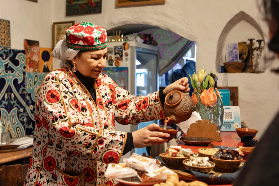 Uzbek Hospitality Customs: A Guest's Guide to Mehmondonlik