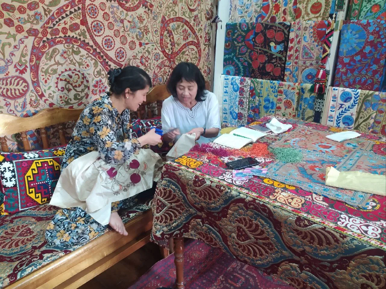 Samarkand: Traditional Suzani Embroidery Workshop Experience - Image 2